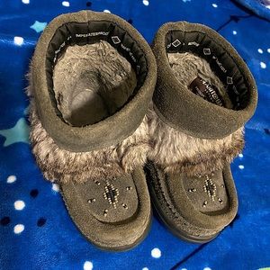 7C Manitobah Mukluks - VGUC